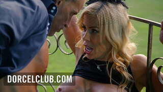 Sekso en la parko kun blonde MILF busty