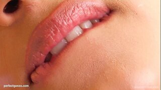 Lena gets herself off durch masturbieren mit Fingern und dildo bei Give Me Pink