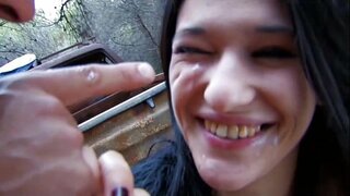 Lisa គ្រឿងដេអូរបស់នាងធំសត្វលាសត្វនៅក្នុងព្រៃ