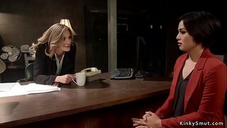 Русокоса лезбејка анален ебе бринета заменик-директор со рака на кур