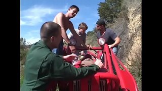 Perverz fekete ribi Kelly Starr a nagy melleit élvezi, amikor négy kanos fickók kiszúrta a minden a kibaszott lyuk