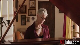 Kobieta w domu, bawić się, kiedy męża nie ma w domu - Ryan Kili, Gina Walentynki