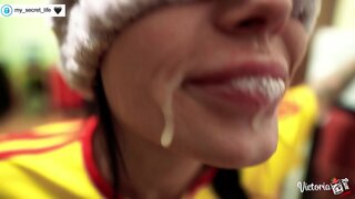 Blindfolded Brunette Deepthroat Coileach Mór agus Facial POV