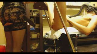 ���్యక్తి పడుతుంది అతిపెద్ద Strapon తన ముడ్డి